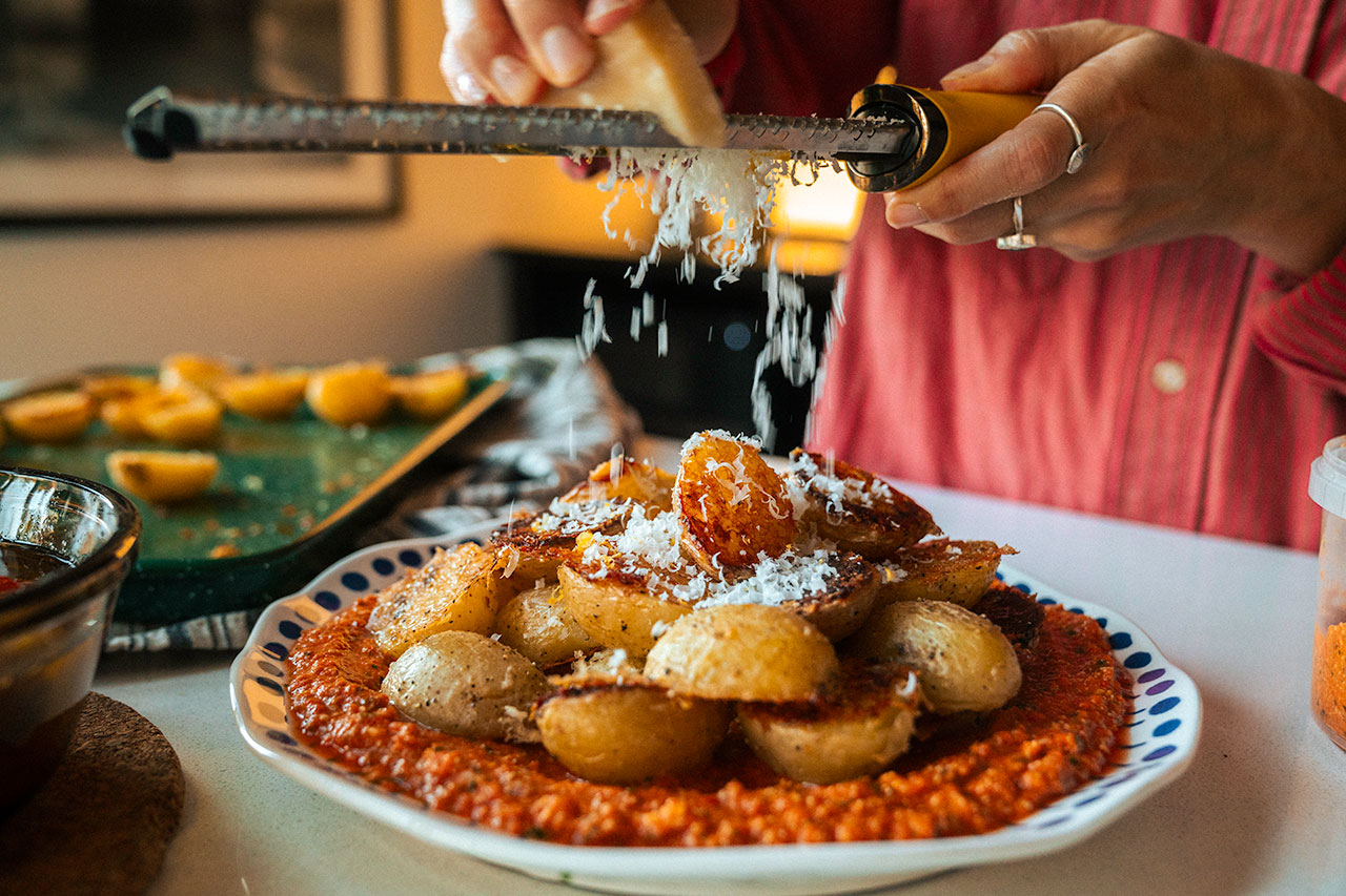 Pommes de terre rôties au parmesan sur sauce romesco