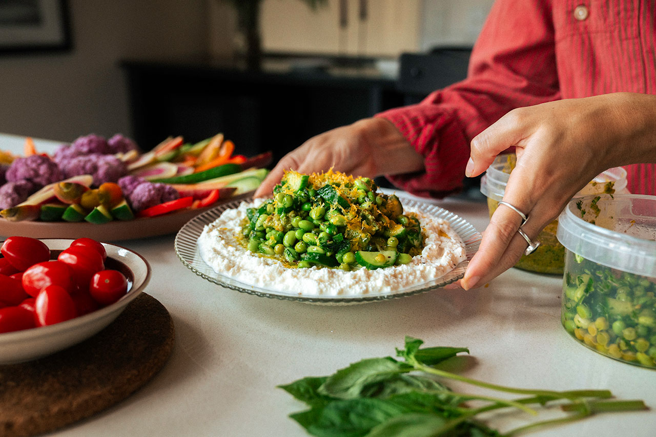 Ricotta crémeuse, pesto de petits pois et garniture